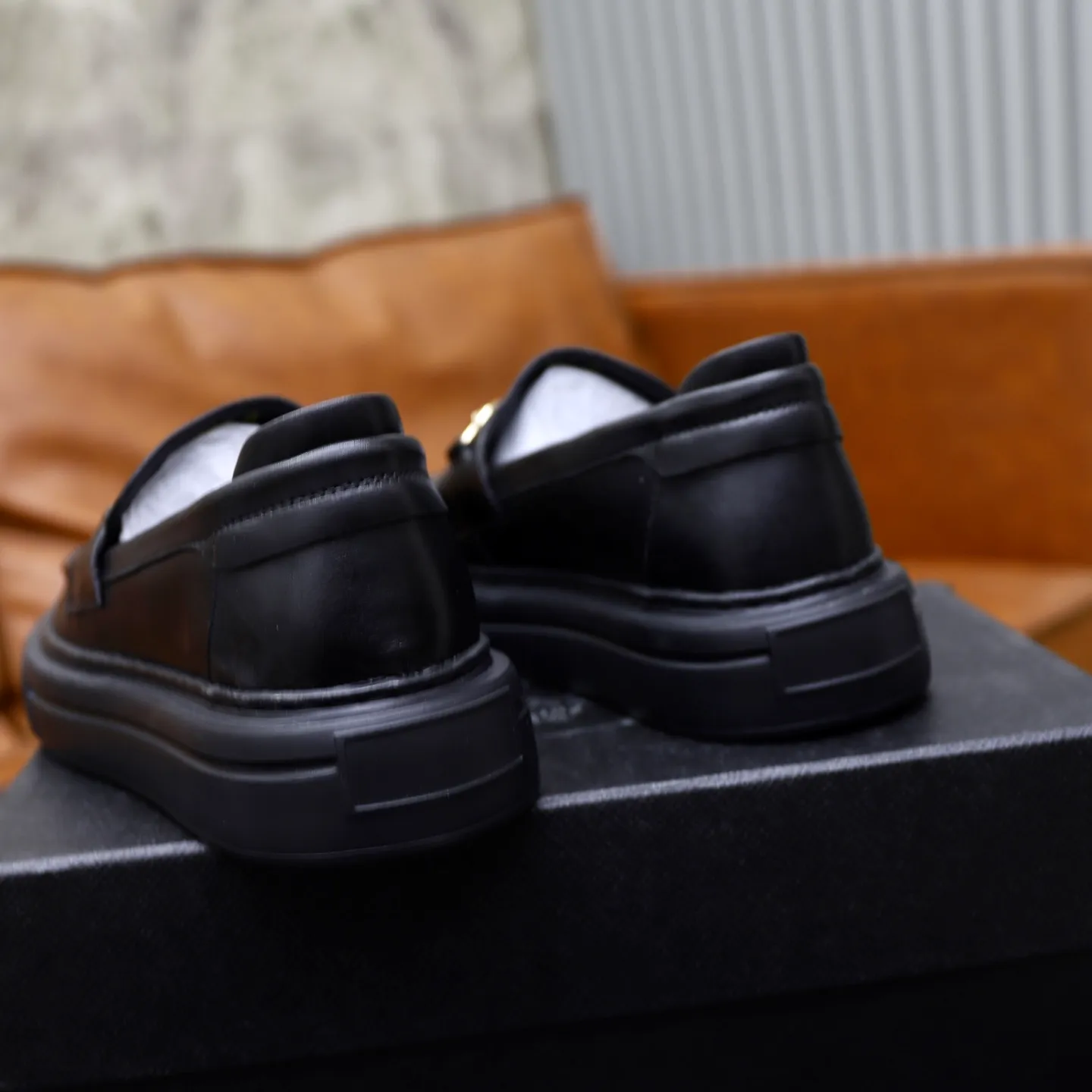 Ex-factory price: 500💰🙅‍♂️🙅‍♂️🙅‍♂️ Brand: PRADA Standard code: Men's code 38-44 (45 can be customized) Grade: Same style as the official website Original order quality Material: Original cowhide surface Comfortable lining Original outsole Style category: Men's fashionable casual leather shoes Distinguished big-name luxury elements Top luxury Color: Color of the actual picture